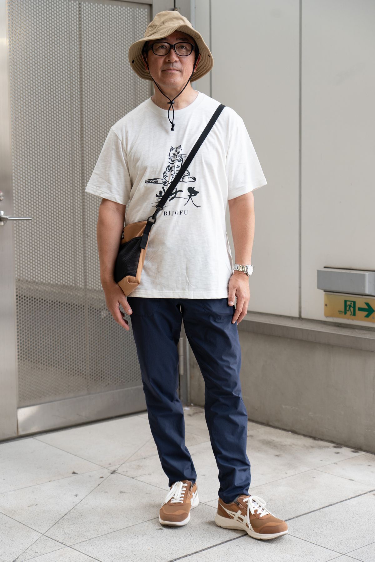 Tシャツ＝ユニクロ　デニム＝ランバン　シューズ＝アシックス　帽子＝エルエルビーン　眼鏡＝マルマン　バッグ＝ニューエラ　腕時計＝ジラールペルゴ