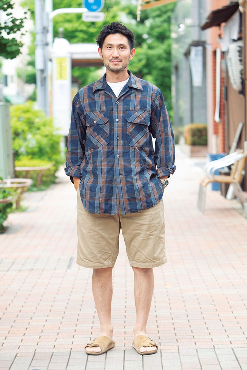 カジュアルコーデを大人らしく見せるなら、小物に頼るのもアリ 鈴木寿教