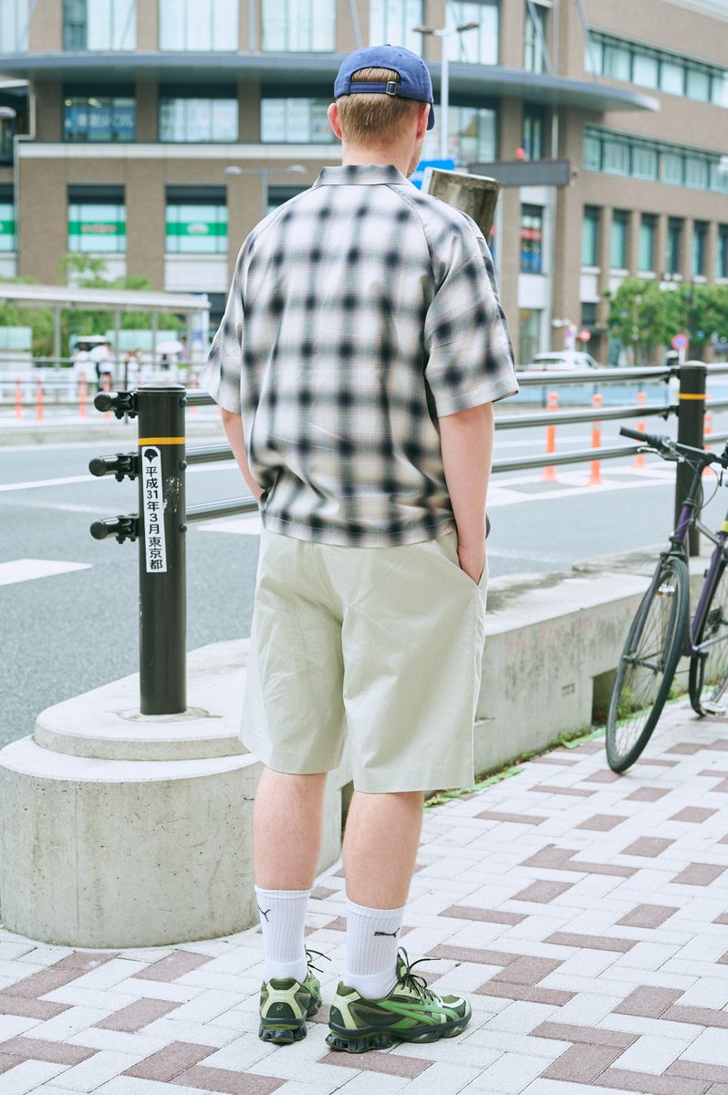 半袖チェック柄シャツで涼感を演出する セバスチャン 2枚目の写真