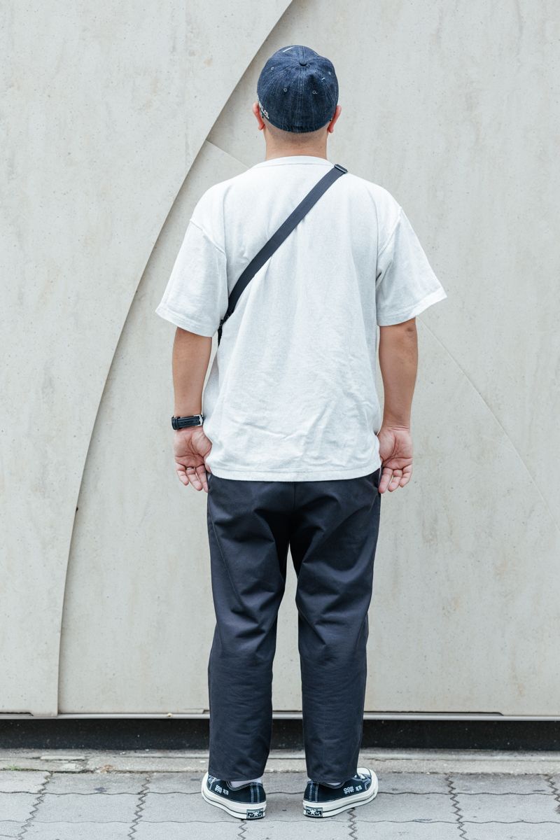 白黒コーデにデニムキャップで可愛げプラス 小田 2枚目の写真