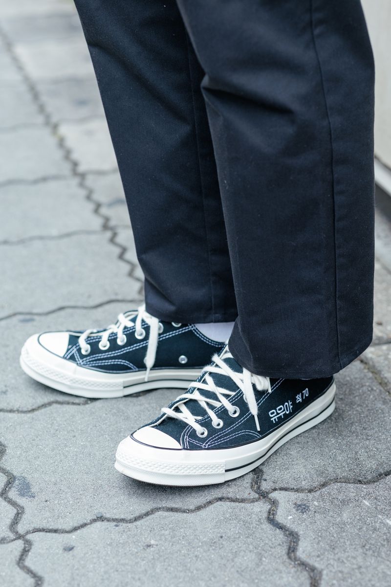 白黒コーデにデニムキャップで可愛げプラス 小田 7枚目の写真