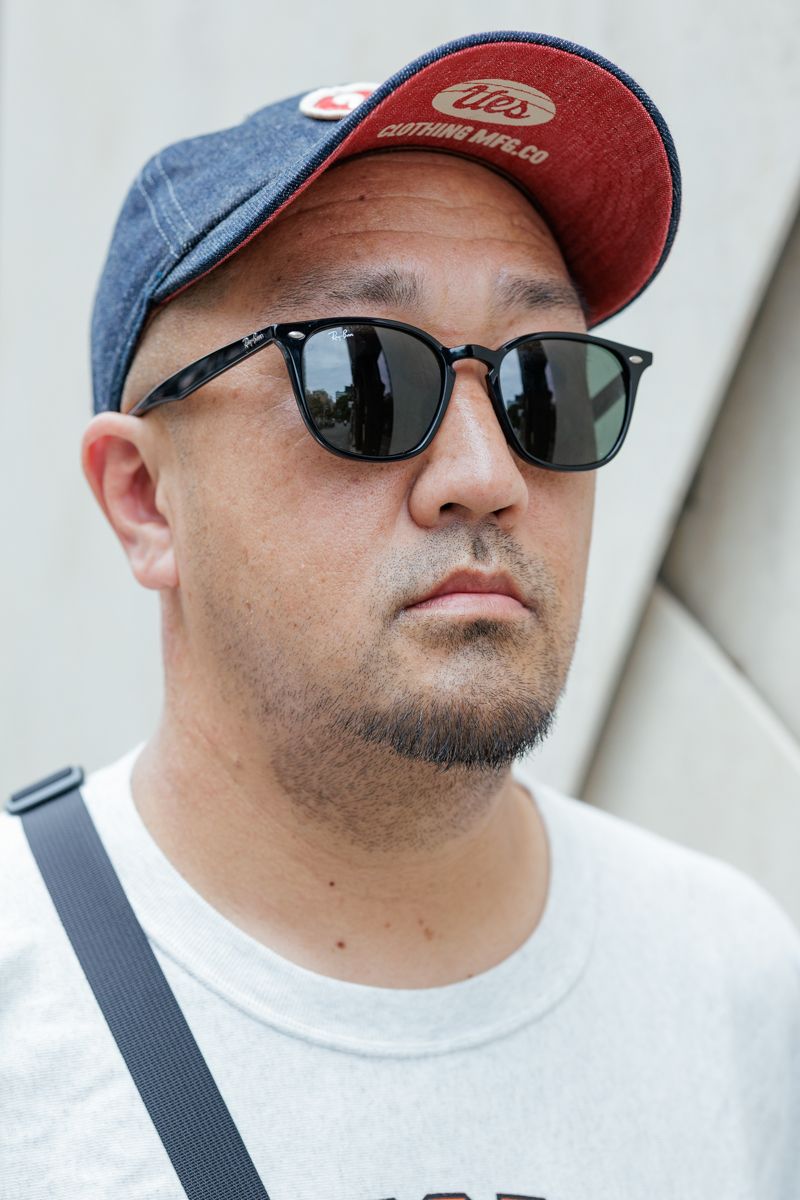 白黒コーデにデニムキャップで可愛げプラス 小田 4枚目の写真