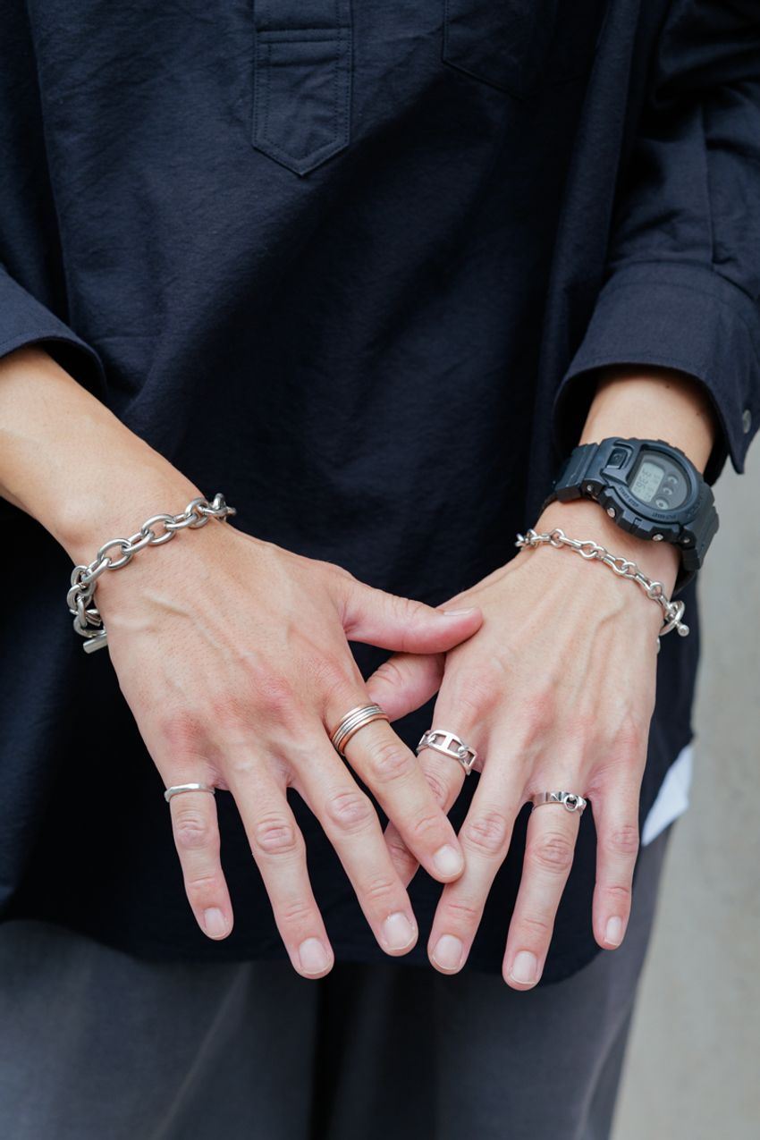 シャツも“プルオーバー”という選択肢を。モノトーン、短パン合わせ……街で見つけた着こなし3選！ - 6枚目の画像