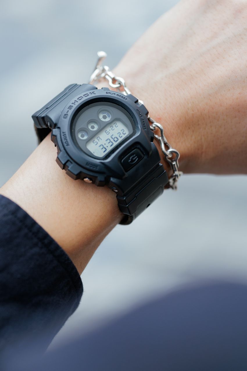 シャツも“プルオーバー”という選択肢を。モノトーン、短パン合わせ……街で見つけた着こなし3選！ - 8枚目の画像