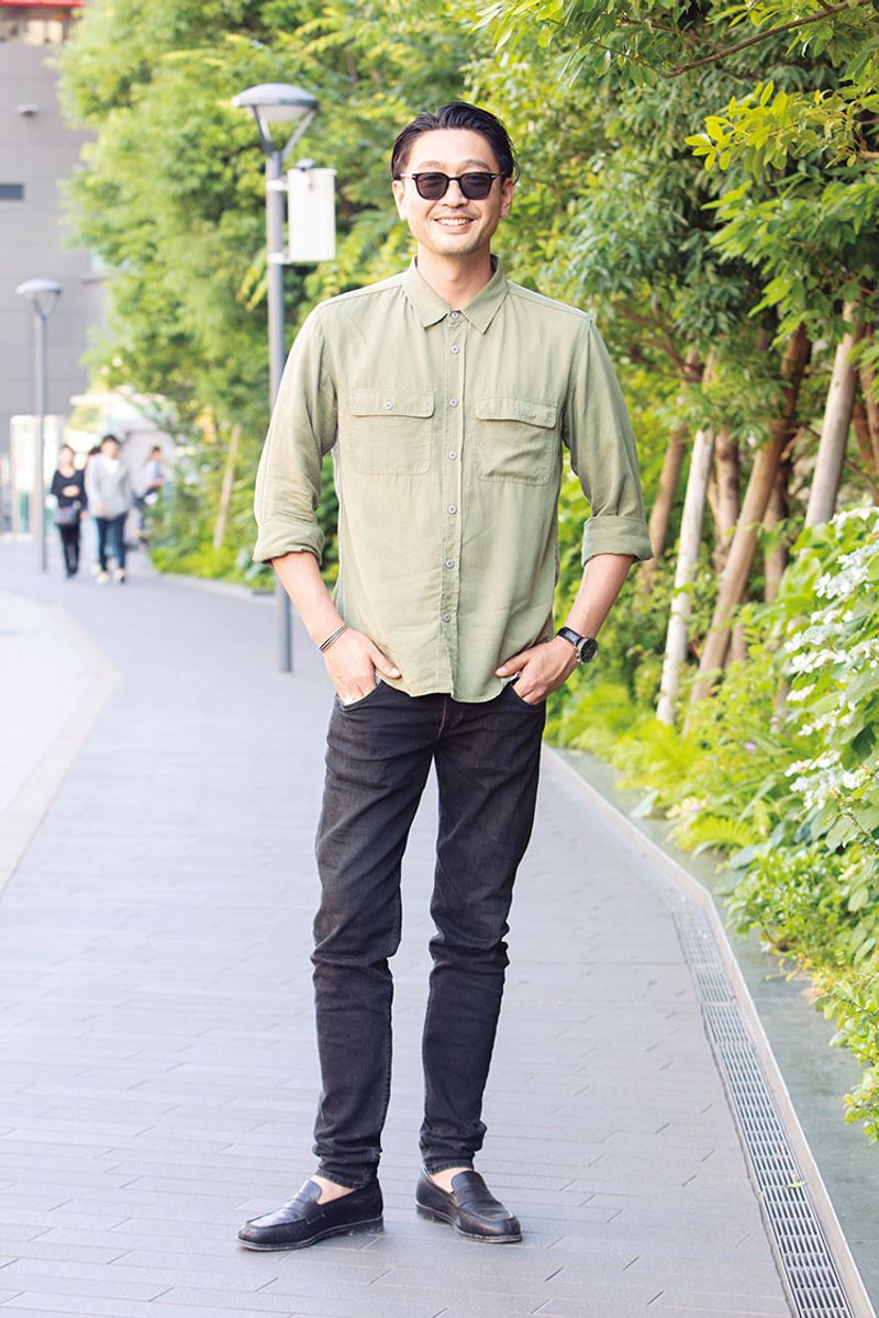 カーキと黒でシンプルに決める、アクセントは手首のアイテムチョイス 放生多加男