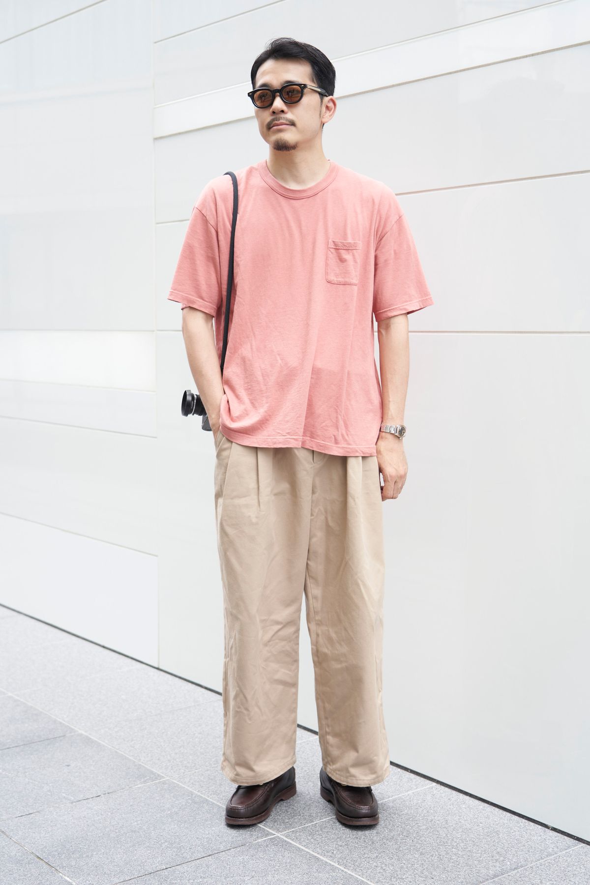 Tシャツ=ビズビム パンツ=ウーリッヒ シューズ=ビズビム 眼鏡=ジャックマリーマージュ 腕時計=ロレックス リング=ナイトライダー リング2=アイファニー