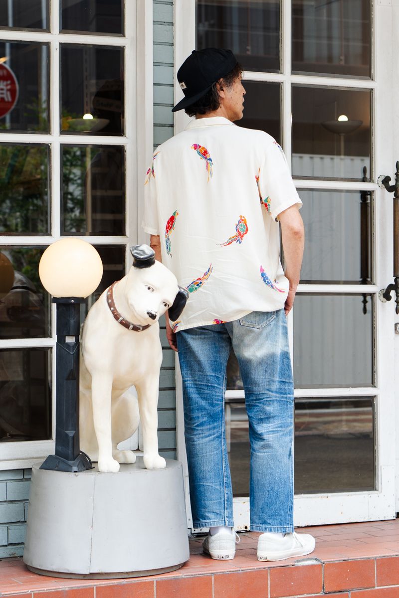 トロピカル柄とライトブルーの靴で夏感満載 渡辺規仁 2枚目の写真