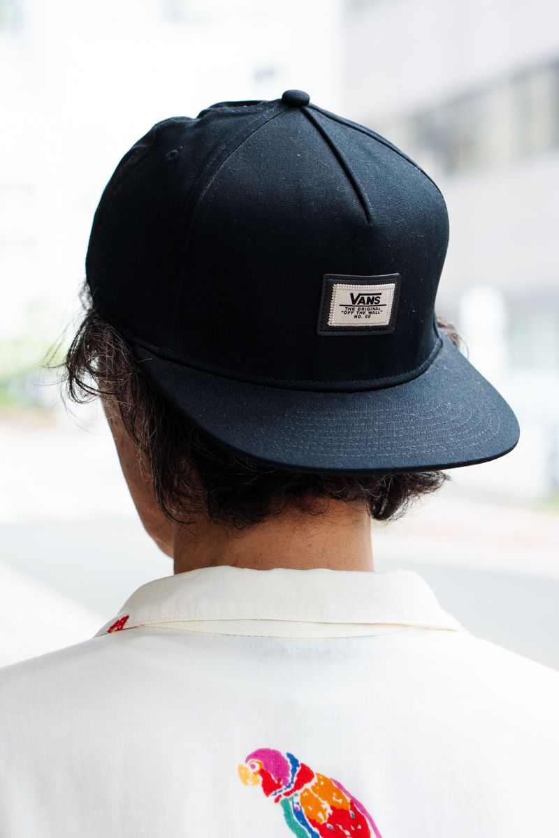 トロピカル柄とライトブルーの靴で夏感満載 渡辺規仁 3枚目の写真