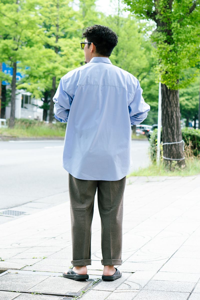 スラックスにリカバリーサンダルで抜け感＋ 山﨑誠悟 2枚目の写真