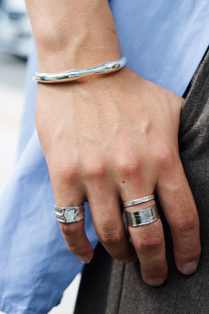 スラックスにリカバリーサンダルで抜け感＋ 山﨑誠悟 6枚目の写真