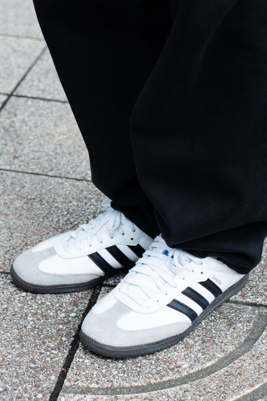 白シャツは“サラッと羽織る”が鉄則！洒落た大人が合わせたパンツは黒スラ、ショーツetc. - 2枚目の画像