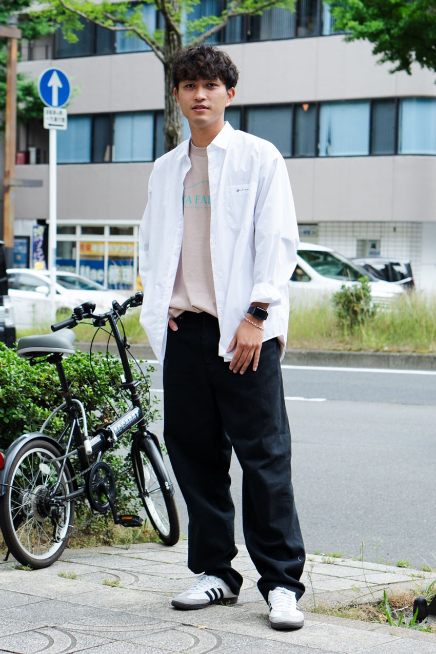 白シャツは“サラッと羽織る”が鉄則！洒落た大人が合わせたパンツは黒スラ、ショーツetc. - 3枚目の画像