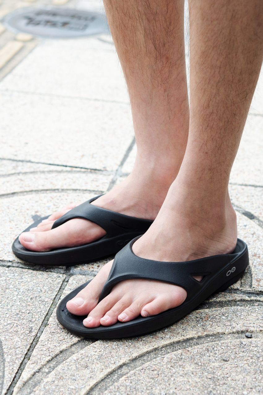 ポロシャツなら“ネイビー“のワンツーコーデがいい！ 清潔感＆抜け感を獲得した3人をスナップで - 9枚目の画像