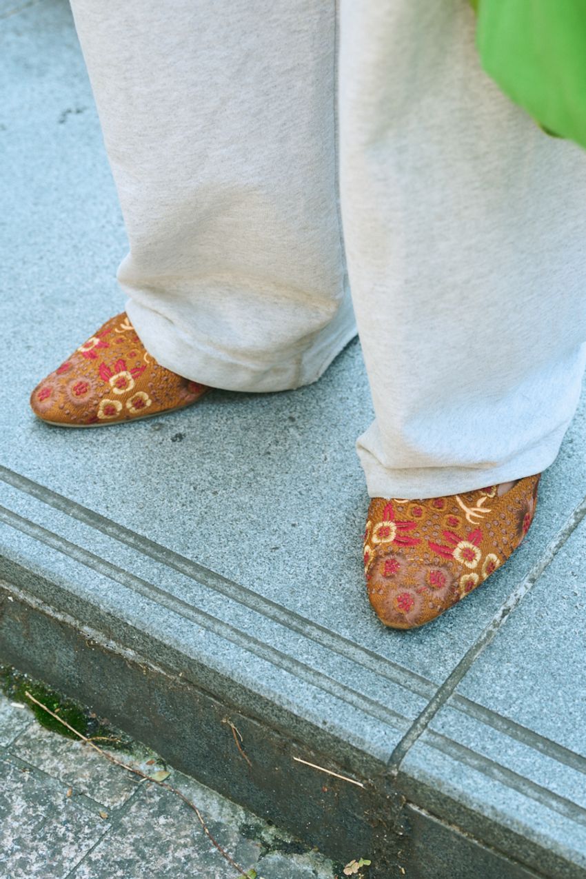 初夏もはきたいスウェットパンツ。大人っぽく見せるポイントは「シャツ合わせ」だった！ - 6枚目の画像