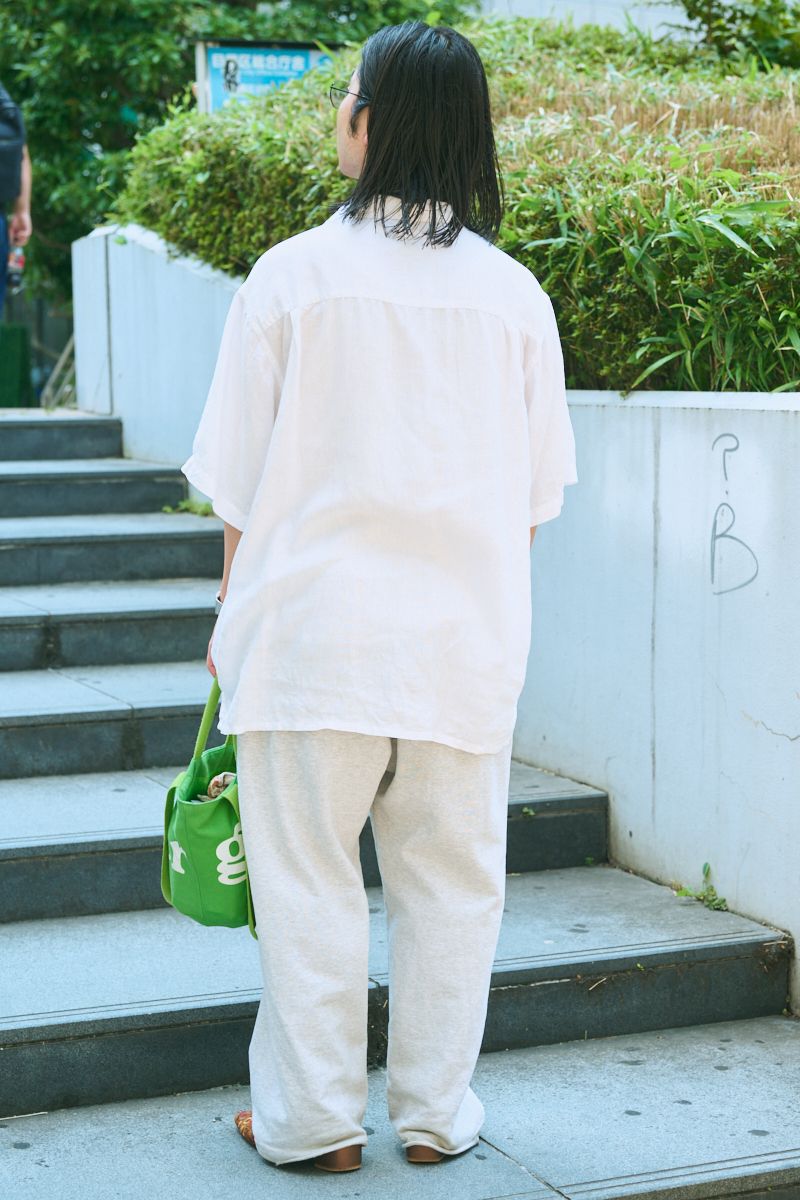 淡い色合いの清涼感オーバーサイズコーデ 小林凌太 2枚目の写真