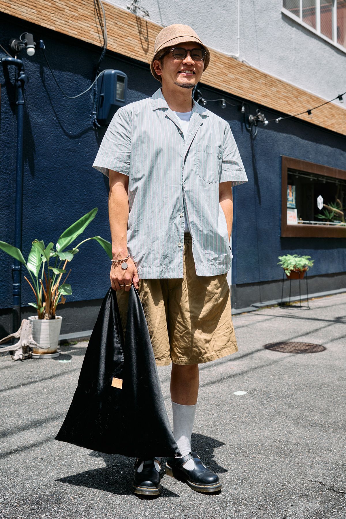 シャツ＝アーペーセー　ショーツ＝エディフィス　シューズ＝ドクターマーチン　ハット＝ビューティ&ユース　サングラス＝メゾン マルジェラ　バッグ、ブレスレット＝ともにエムエムシックスメゾンマルジェラ　アイウェア/腕時計＝アップル