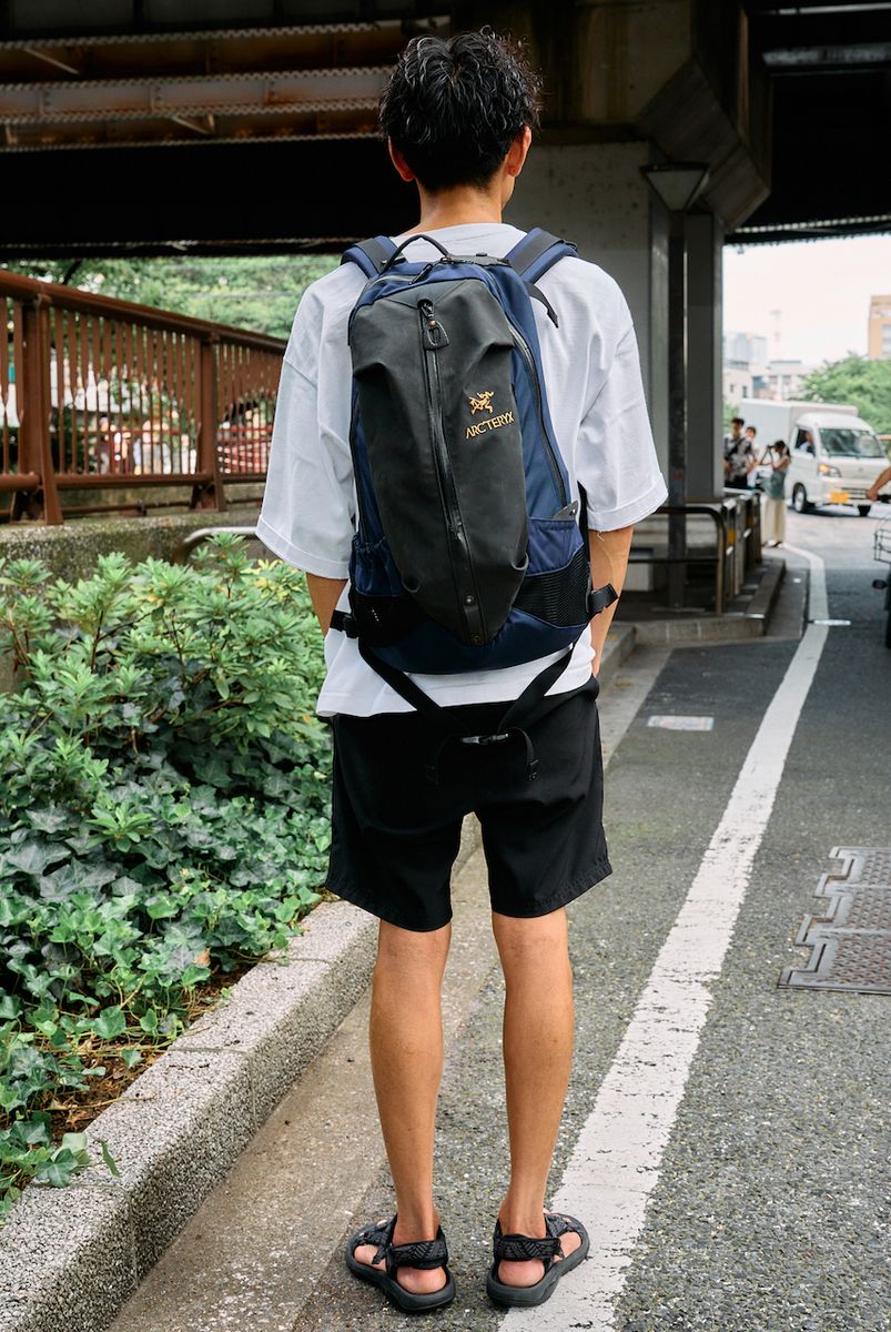 肘を隠して膝見せる。これぞ大人の最適丈 小栗 淳 2枚目の写真