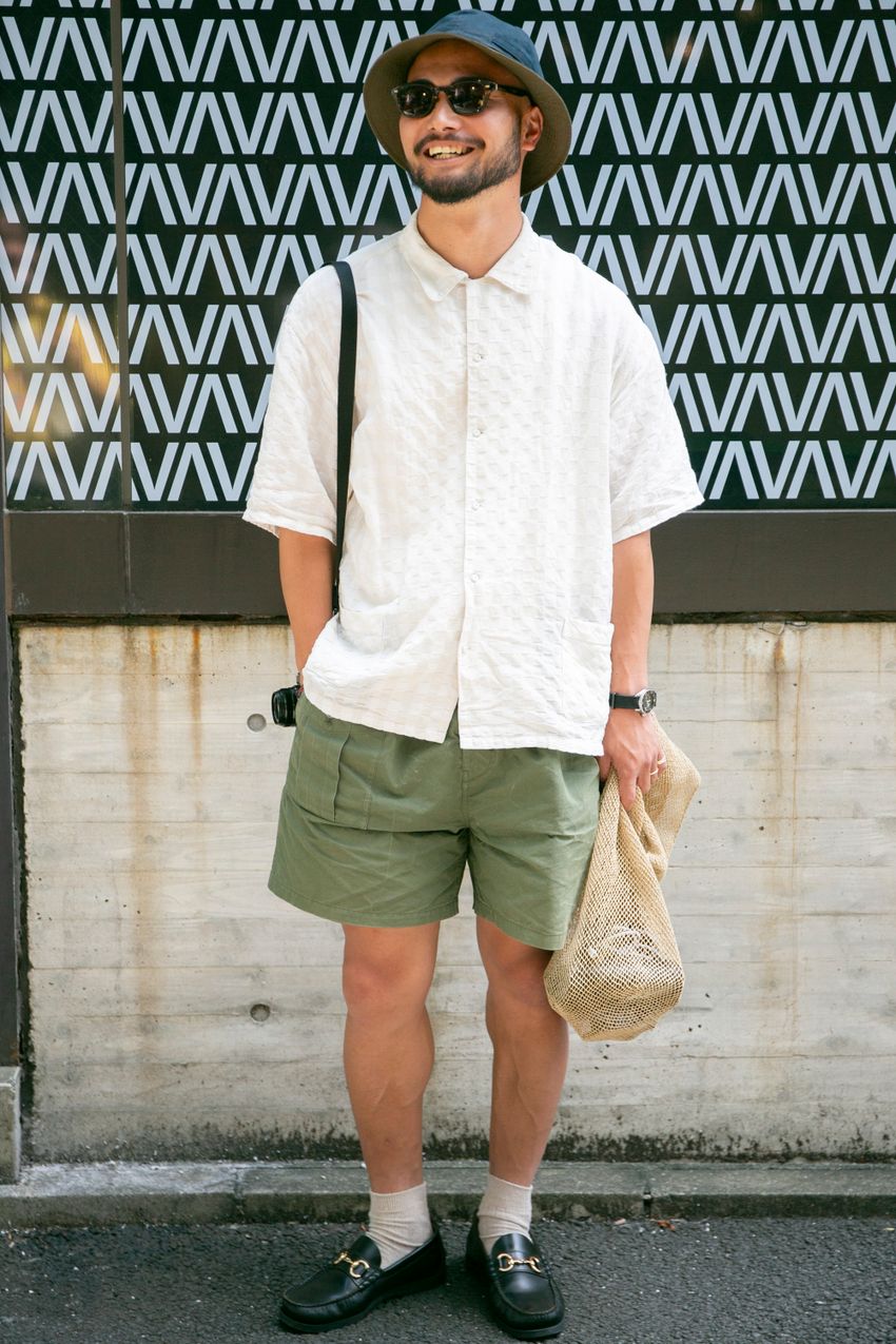 夏の“ローファー”、みんなどう履いてる？「ショーツ×シャツ」で軽やかに装った洒落者たちをスナップで - 2枚目の画像