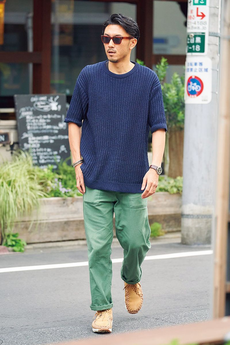 緑・青のカラーで仕上げた、ゆったりニットの味わいある着こなし 宝蔵寺 亮