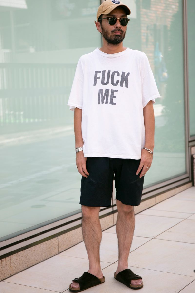 短パンサンダルの日こそ小物で引き締める 板倉 忍