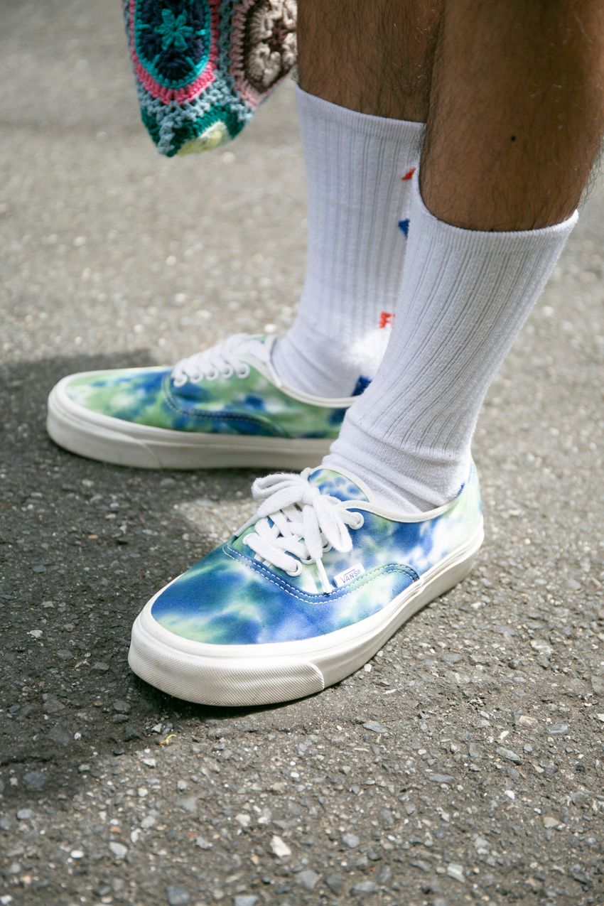 夏に使える“白バケットハット”！街のファッション巧者の被り方と愛用ブランドをスナップで - 8枚目の画像