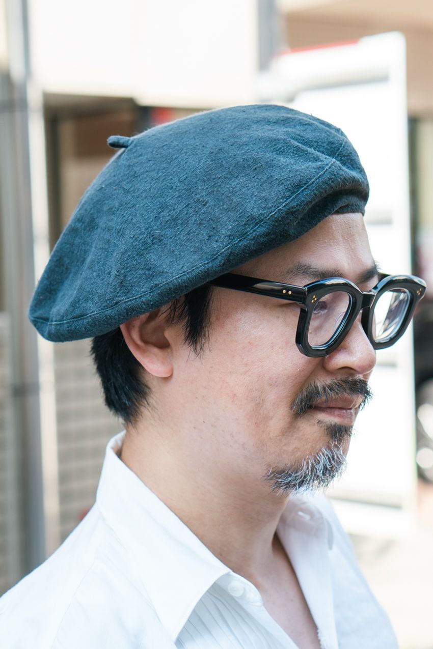 「白シャツ×デニム」の定番コーデに街の人はどんな味付けをした？参考になるテクニック集 - 8枚目の画像