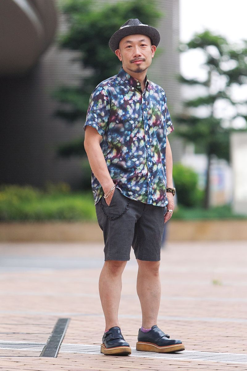 これぞザ・ダンディズム。総柄シャツで夏のオトコっぷりを演出 巌本忠司