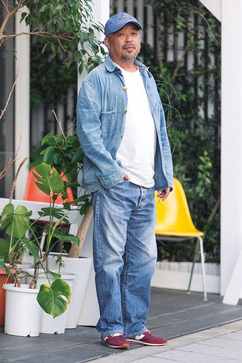 デニムonデニムの中に、キラリと無地T。きっと目を引くデニムの所作 白井保行