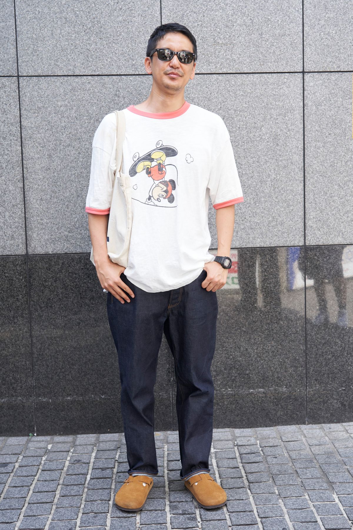 Tシャツ＝カリフォルニアジェネラルストア　パンツ＝ベドウィンアンドザハートブレイカーズ　シューズ＝ビルケンシュトック　眼鏡＝レイバン　バッグ＝ブルックスブラザーズ　腕時計＝カシオ