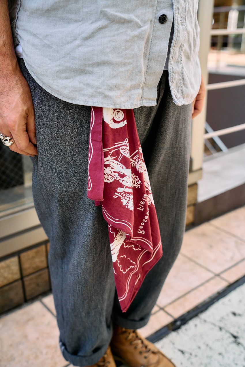 軽装にスカーフをON！ 真似したいお洒落な取り入れ方をスナップで調査 - 9枚目の画像