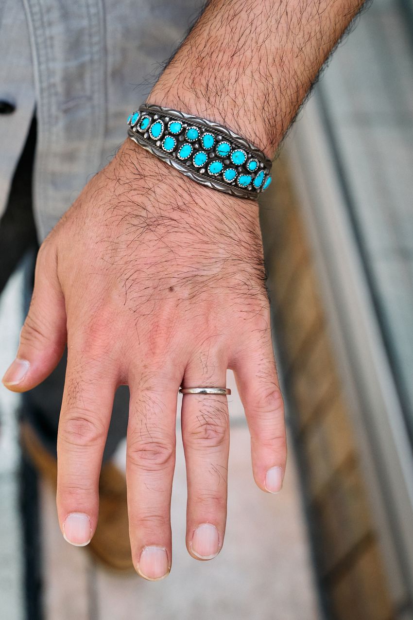 軽装にスカーフをON！ 真似したいお洒落な取り入れ方をスナップで調査 - 10枚目の画像