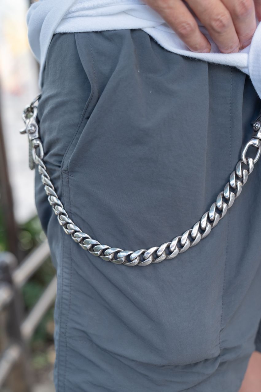 “モノトーンコーデ“がこなれた街角の3人！シンプルなTシャツならやはりビッグサイズがベターか - 10枚目の画像