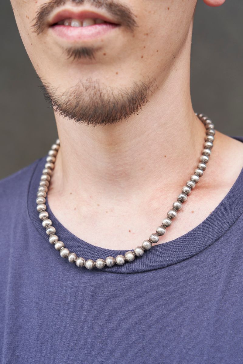 ヴィンテージアクセとTシャツのくすみ感が◎ バース 5枚目の写真