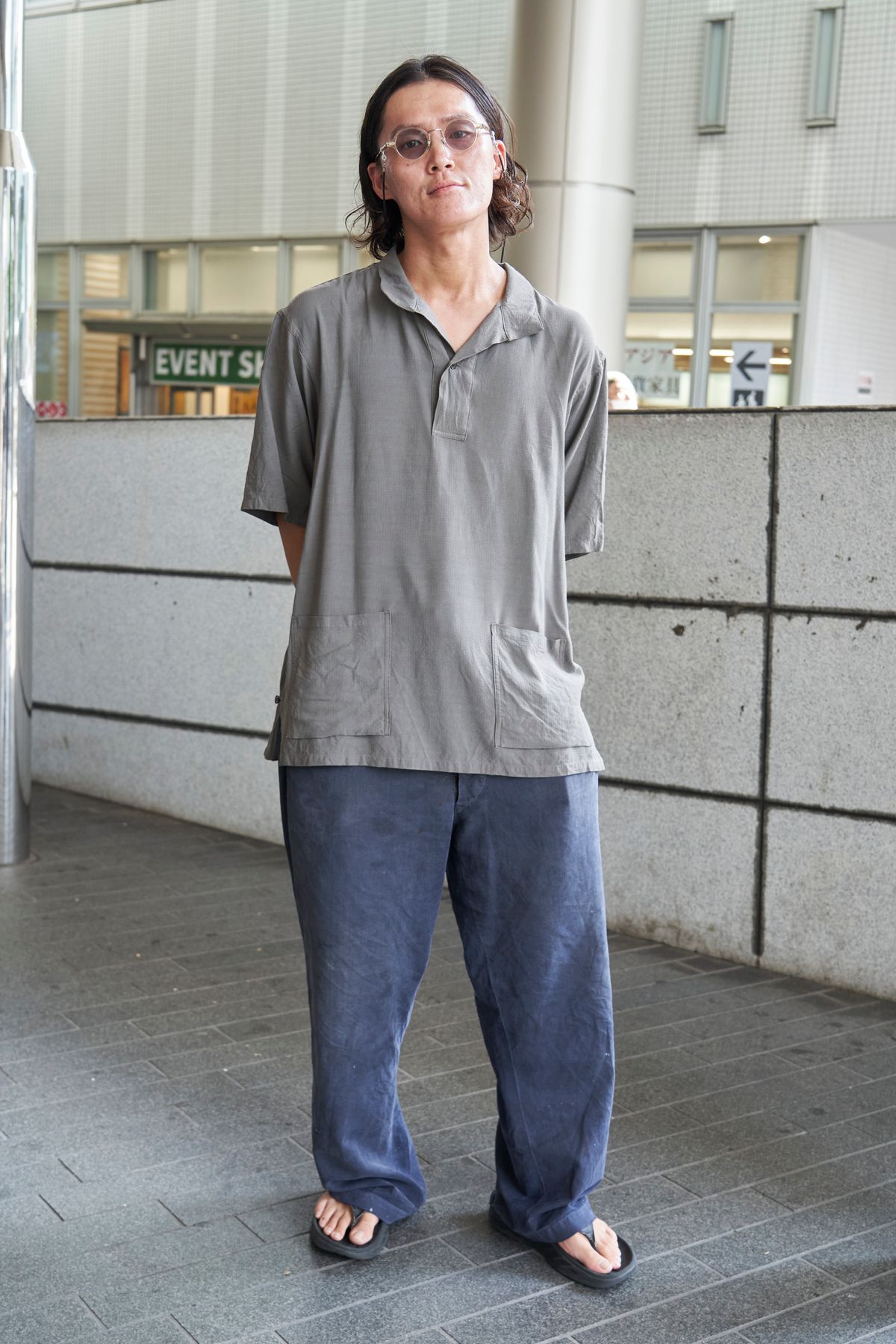 シャツ＝アルテリア　パンツ＝バブアー　シューズ＝ホカ　眼鏡＝アヤメ　ブレスレット＝エルメス