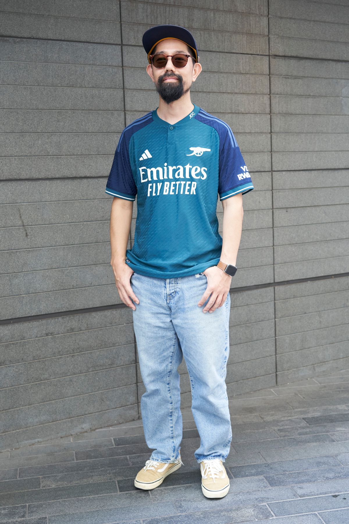 シャツ＝ユニフォーム　パンツ＝マウジーヴィンテージ　シューズ＝ヴァンズ　帽子＝メゾンバース　眼鏡＝アンユーズド　腕時計＝アップル