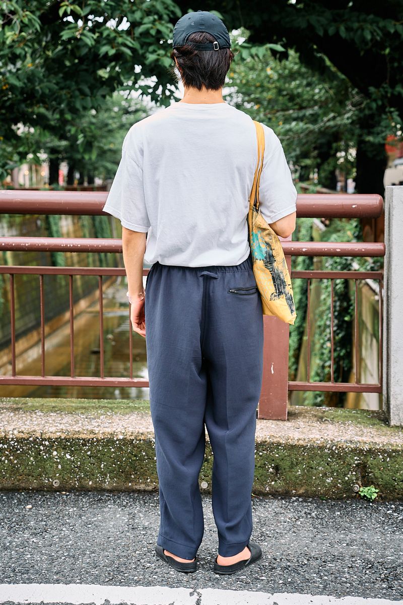 ロゴTでシンプルコーデに遊びゴコロ注入 上谷魁斗 2枚目の写真