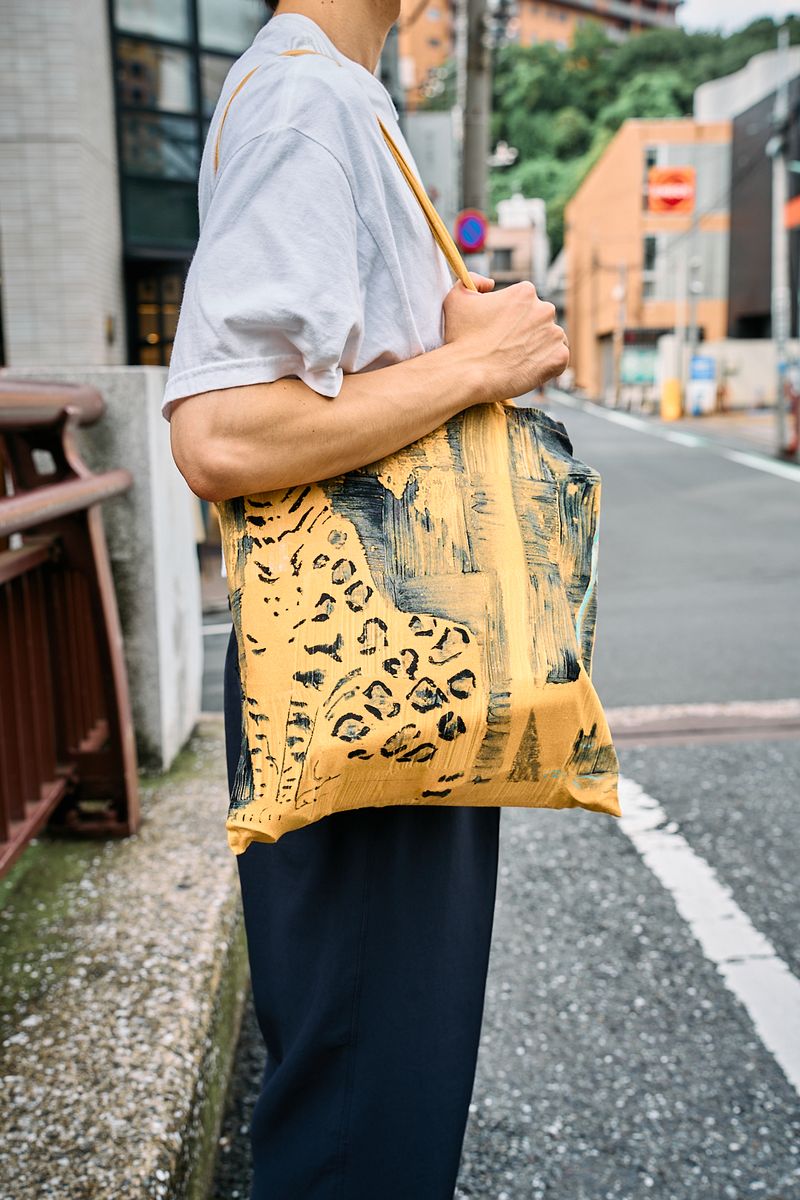 ロゴTでシンプルコーデに遊びゴコロ注入 上谷魁斗 3枚目の写真