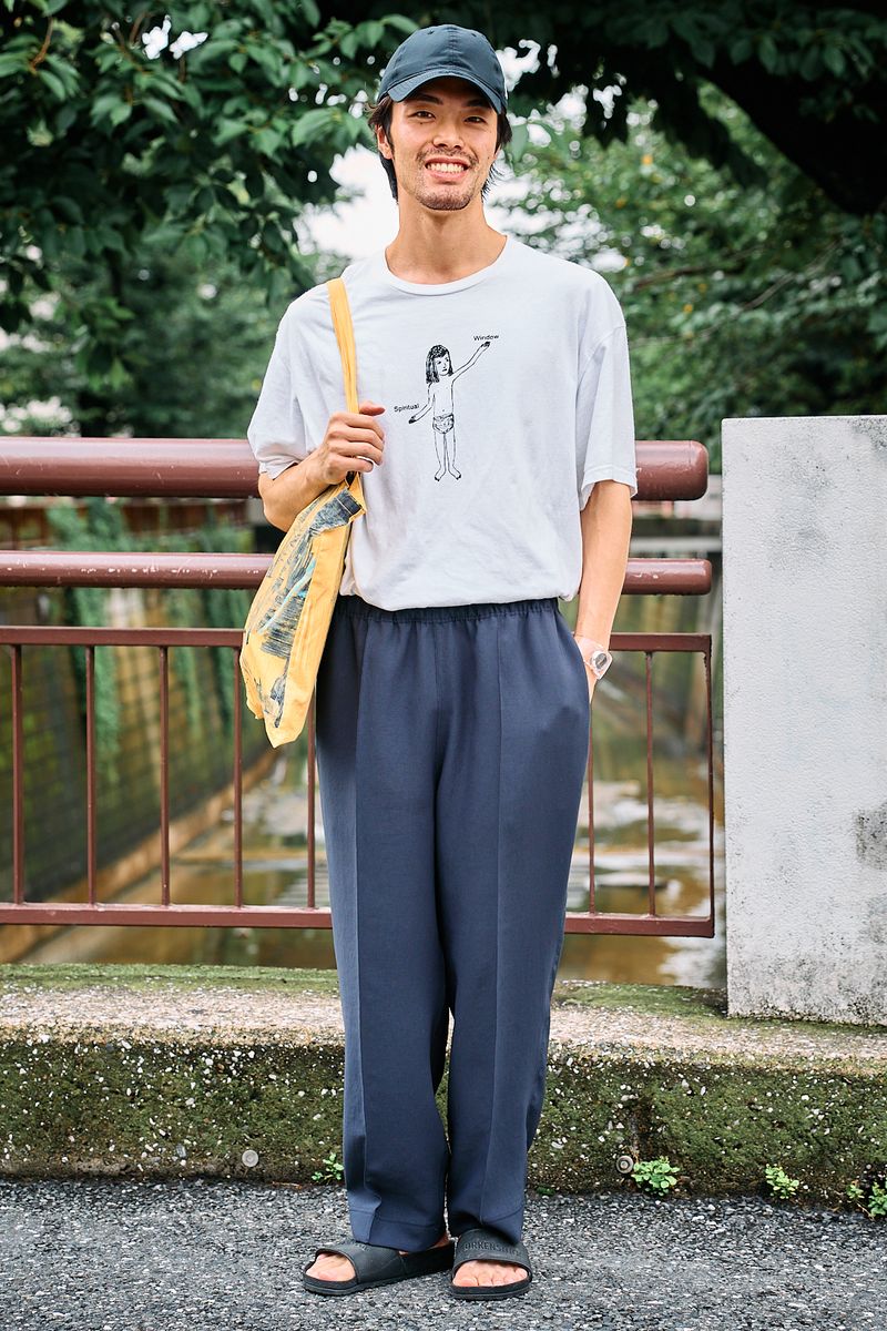 ロゴTでシンプルコーデに遊びゴコロ注入 上谷魁斗