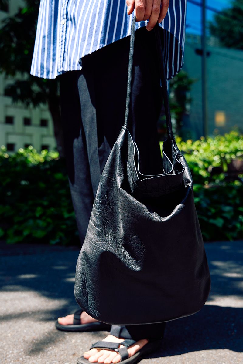 サンダルで抜け感を出したブルーストライプシャツコーデの最好例 山隈 豊 3枚目の写真