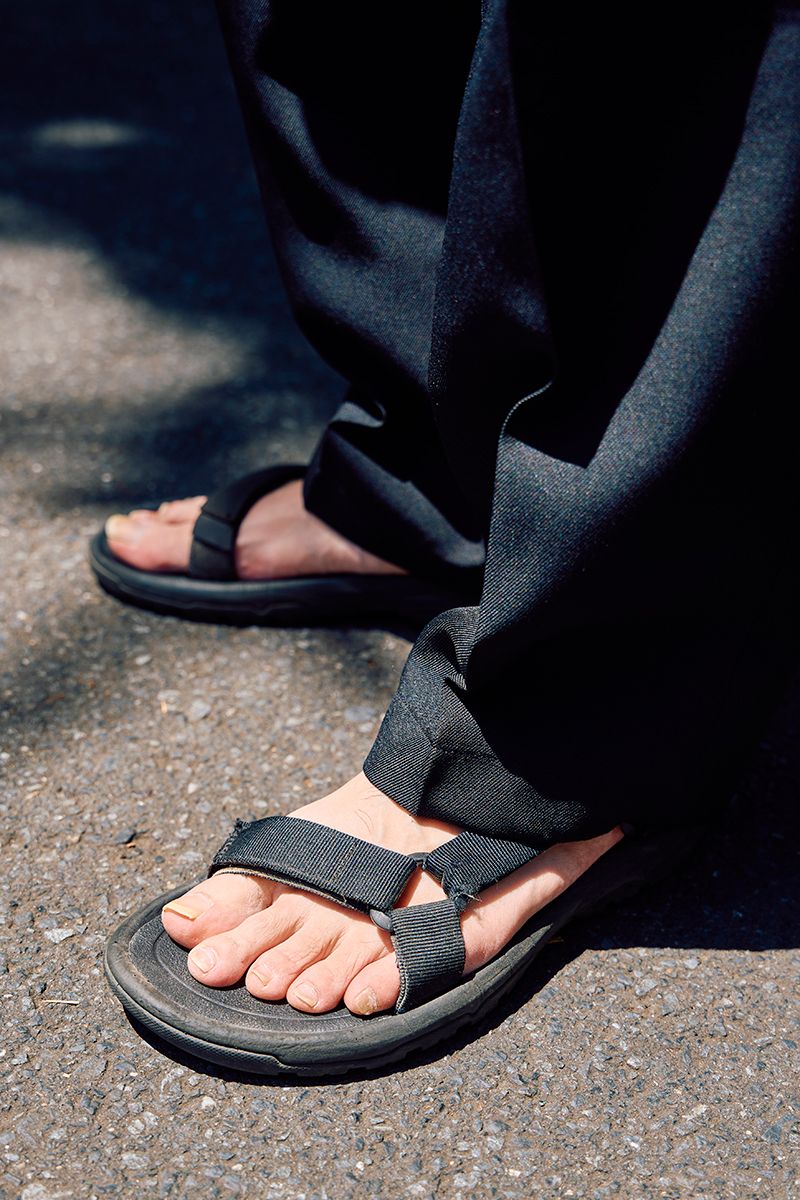 サンダルで抜け感を出したブルーストライプシャツコーデの最好例 山隈 豊 4枚目の写真