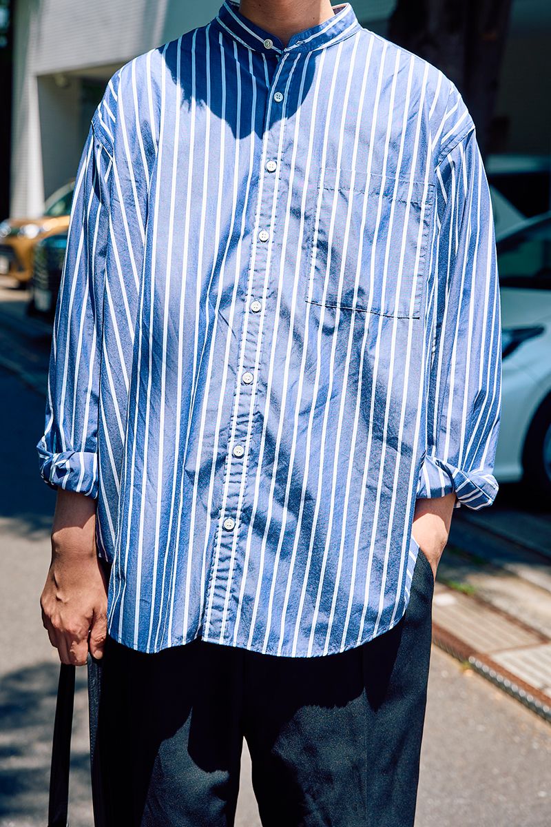 サンダルで抜け感を出したブルーストライプシャツコーデの最好例 山隈 豊 5枚目の写真