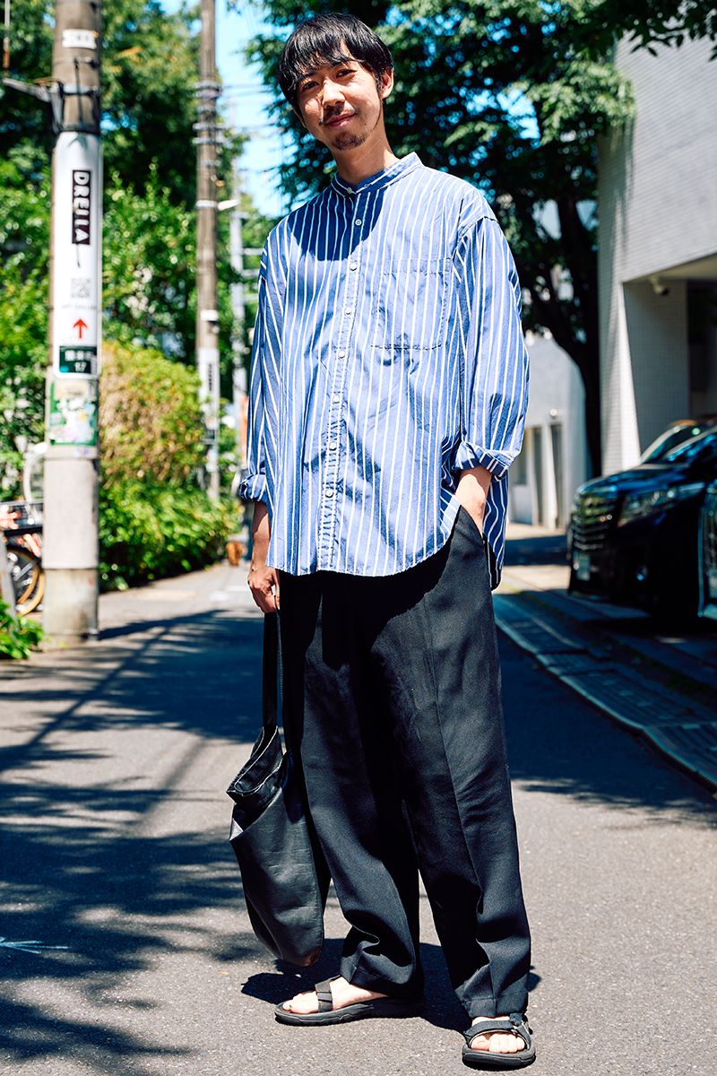 サンダルで抜け感を出したブルーストライプシャツコーデの最好例 山隈 豊