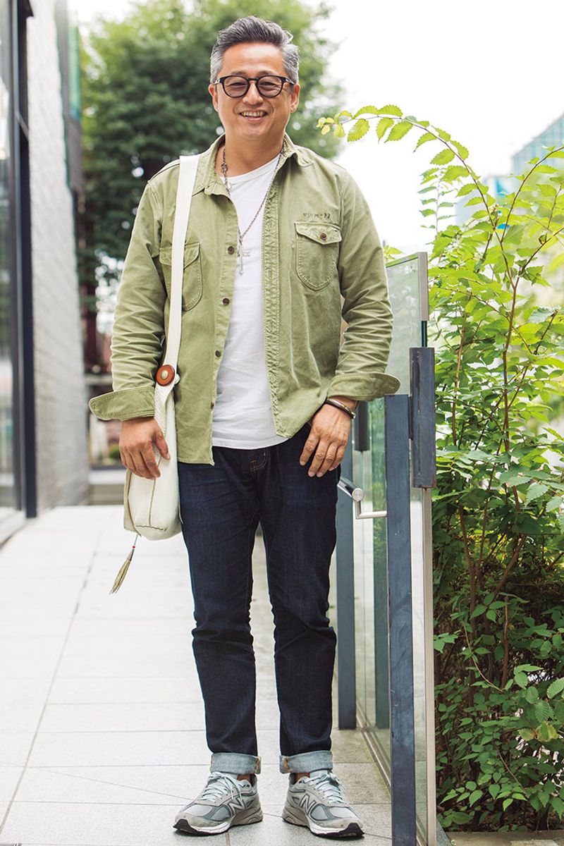 カーキのシャツに白無地T。完璧なコーデにトドメのアクセ 清水 修