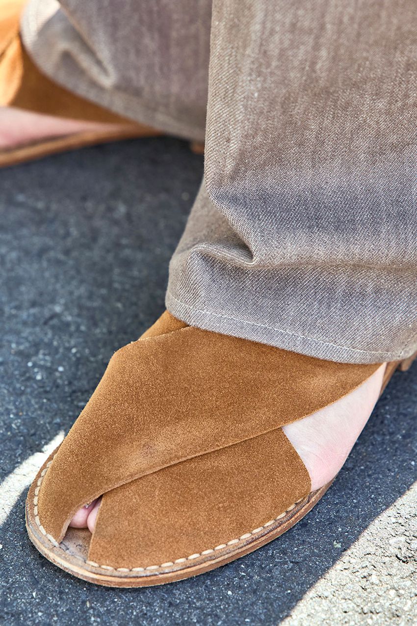 レザーサンダルは“ブラウン系“が今の気分！ 夏の装いを穏やか＆上品に仕上げた3人 - 6枚目の画像