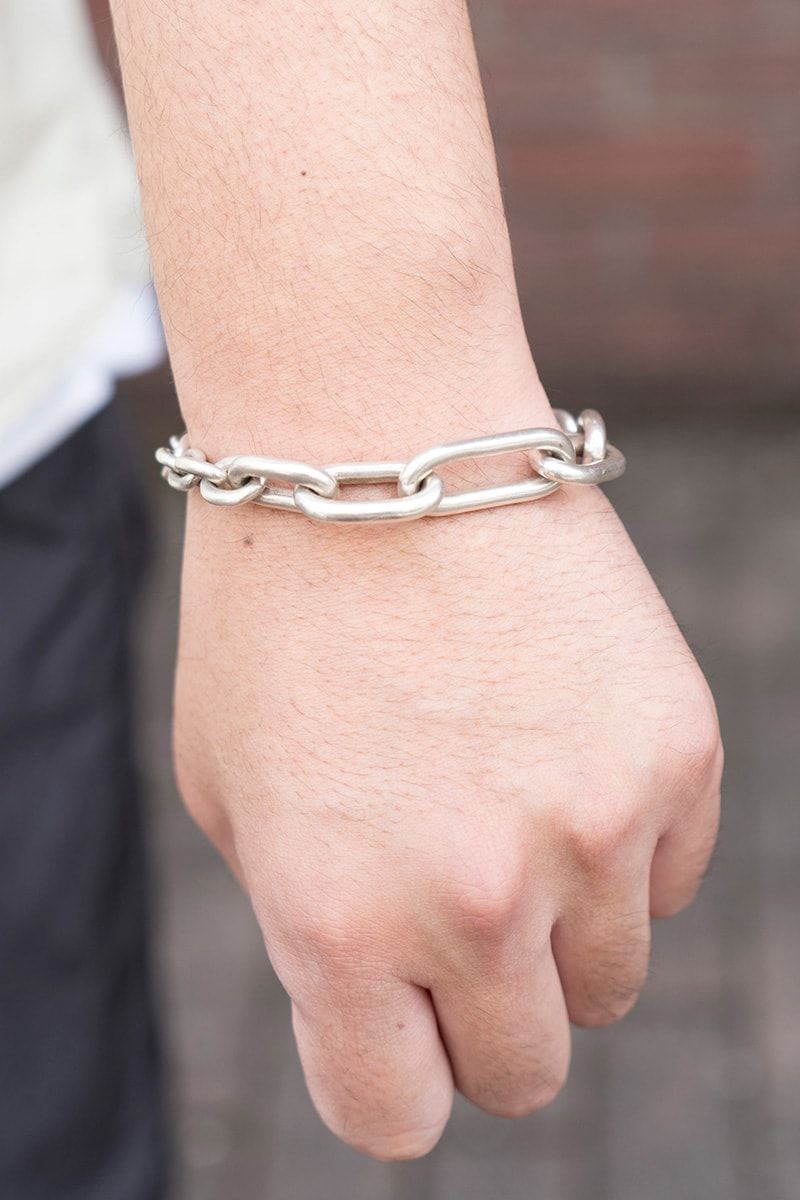 カモフラバッグで遊びゴコロを加えた淡イエローシャツスタイル 原崎 2枚目の写真