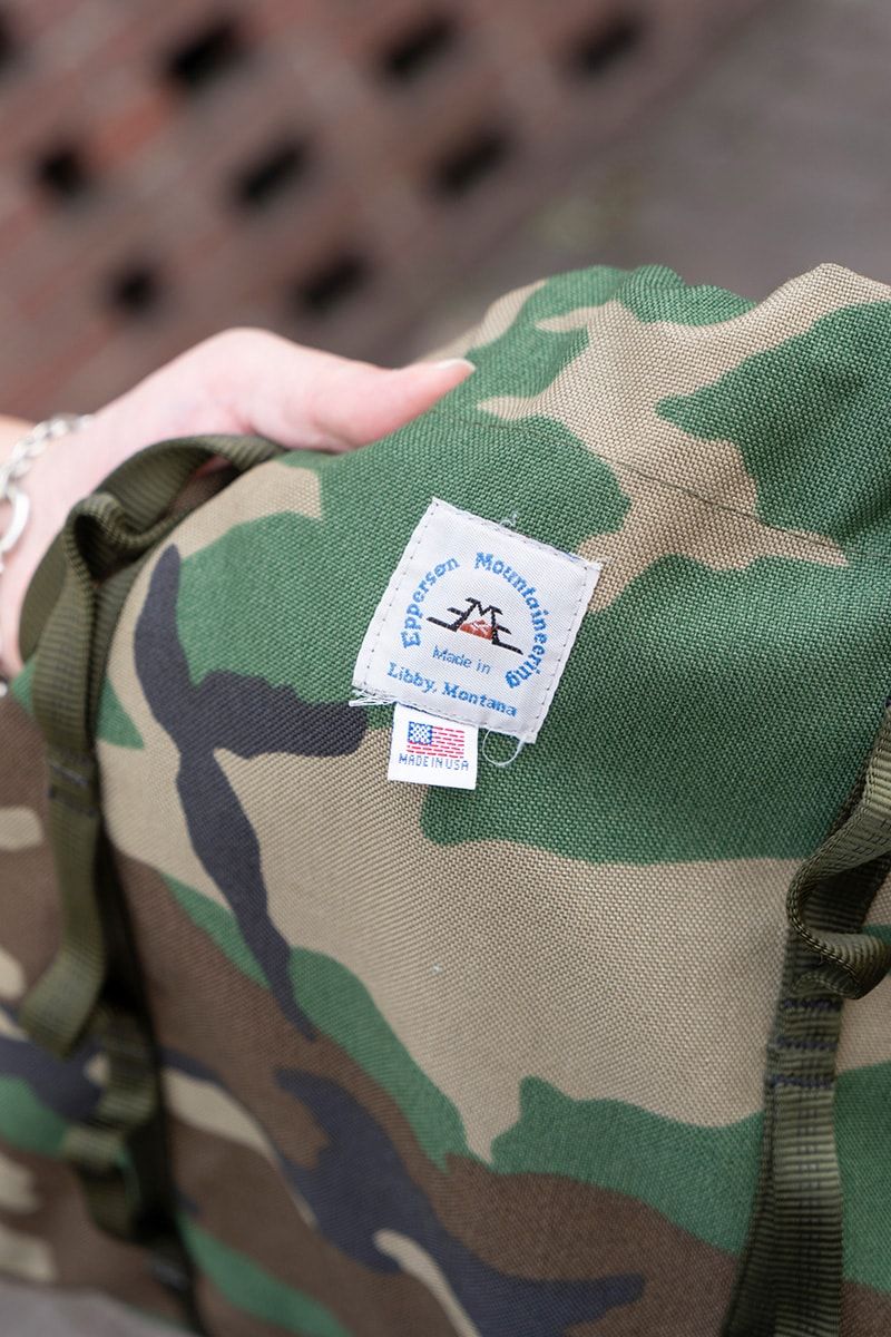 カモフラバッグで遊びゴコロを加えた淡イエローシャツスタイル 原崎 3枚目の写真