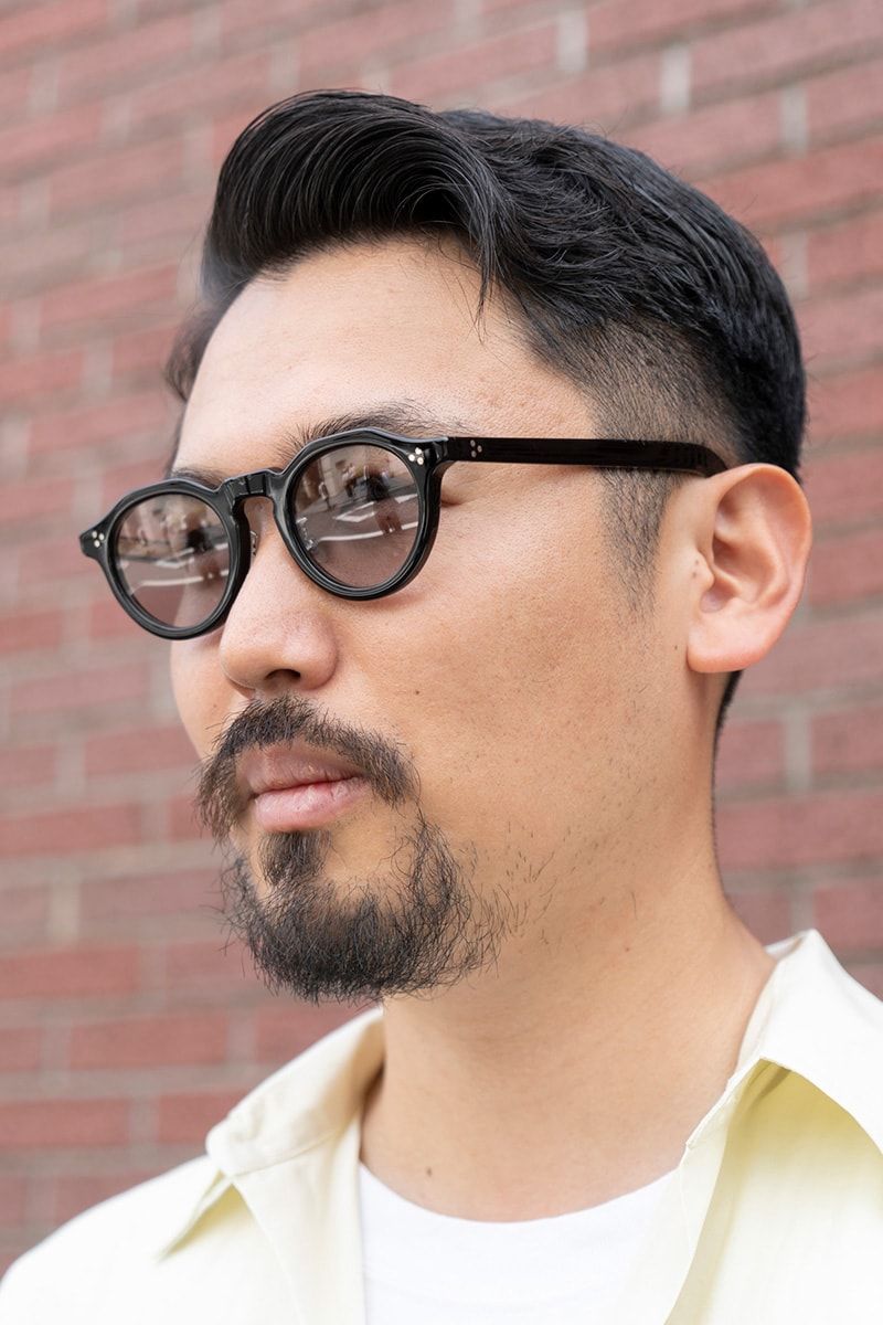 カモフラバッグで遊びゴコロを加えた淡イエローシャツスタイル 原崎 4枚目の写真