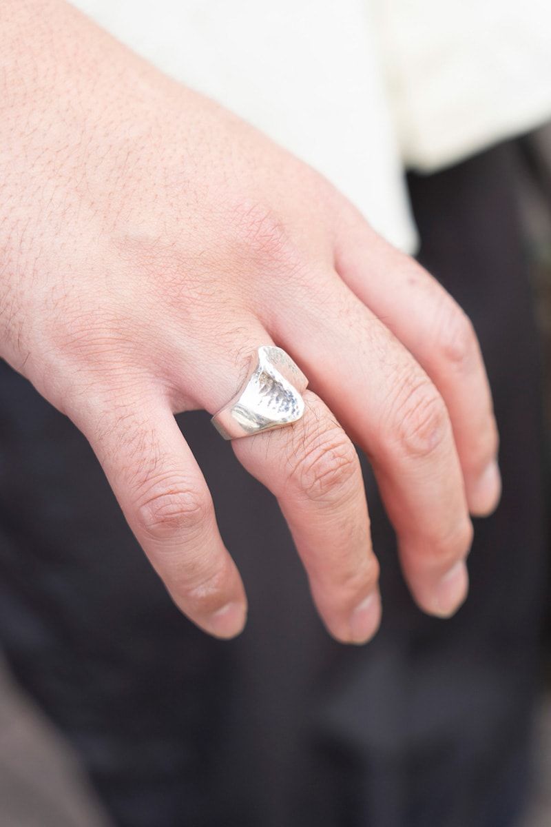 カモフラバッグで遊びゴコロを加えた淡イエローシャツスタイル 原崎 6枚目の写真