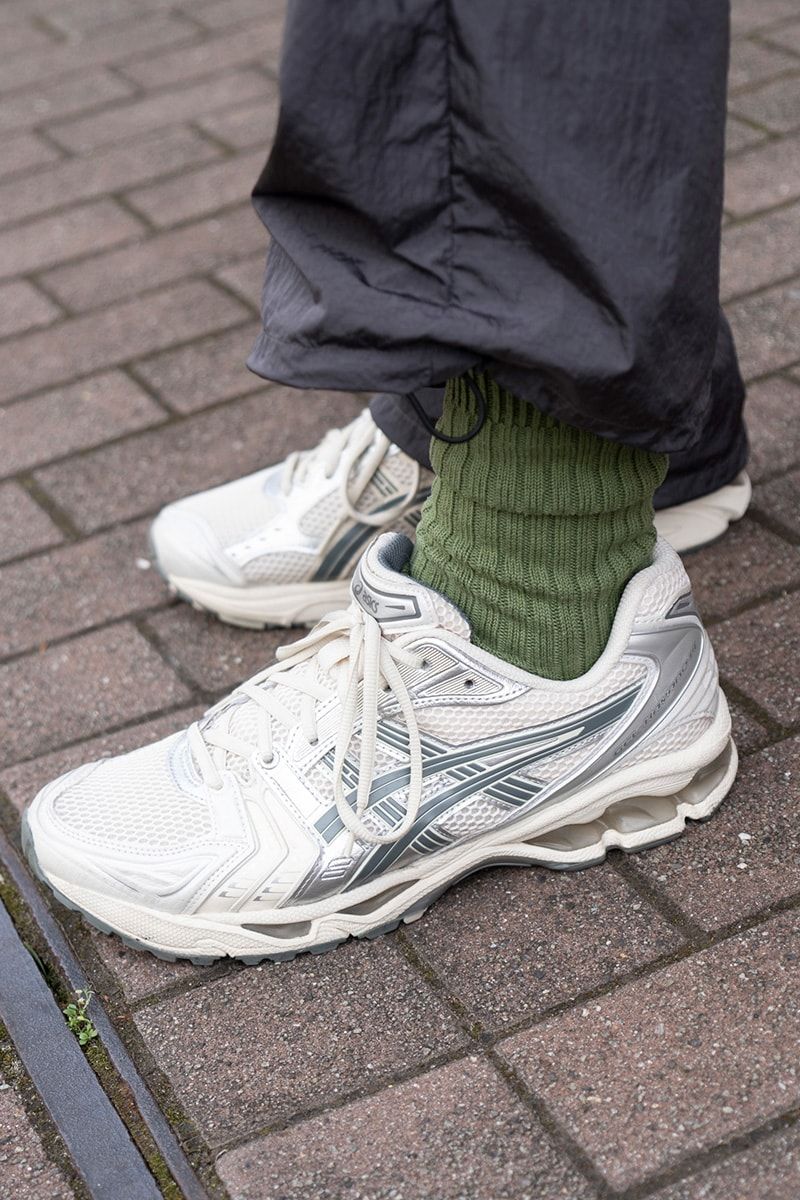 カモフラバッグで遊びゴコロを加えた淡イエローシャツスタイル 原崎 7枚目の写真