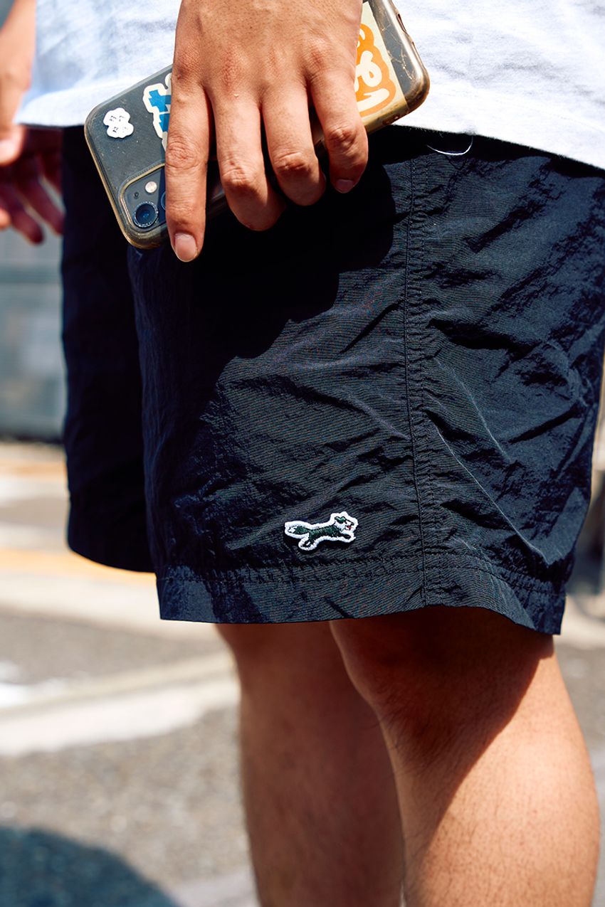 パタゴニア、GU、フリークス。「黒ショーツ」の洒落たスタイルサンプル3選を街角スナップで！ - 8枚目の画像